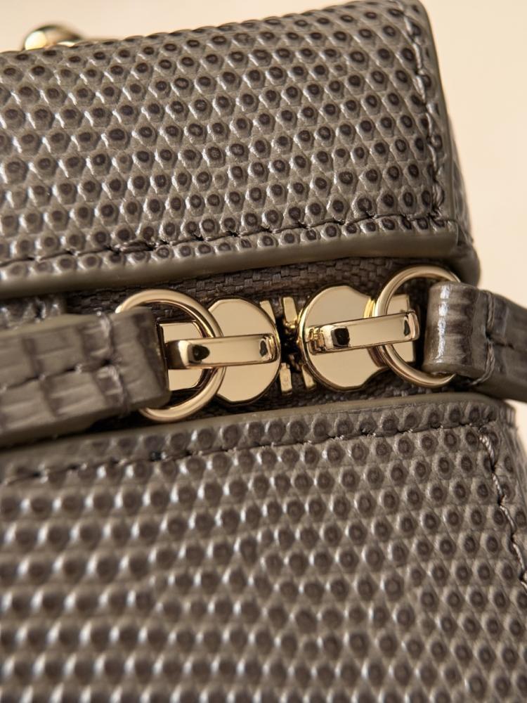 Chanel Kertenkele Derisi Zincirli Vanity