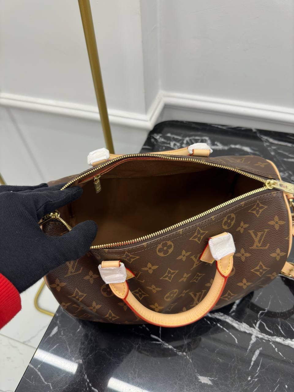 Louis Vuitton
Speedy Bandouliere 30 - Glimmer of Luxury