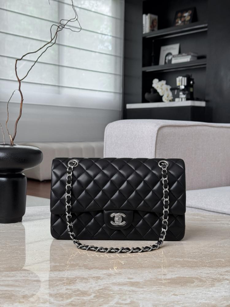 Chanel 2025/26 Yumuşak Kapitone Kuzu Derisi Maxi Tek Kapaklı Çanta