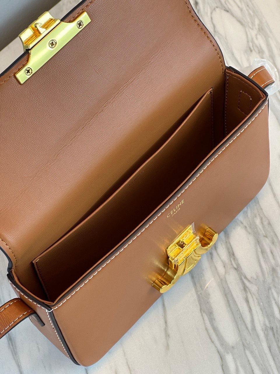 Celine Doğal Dana Derisinden Yapılmış Claude Omuz Çantası Ten Rengi - Glimmer of Luxury