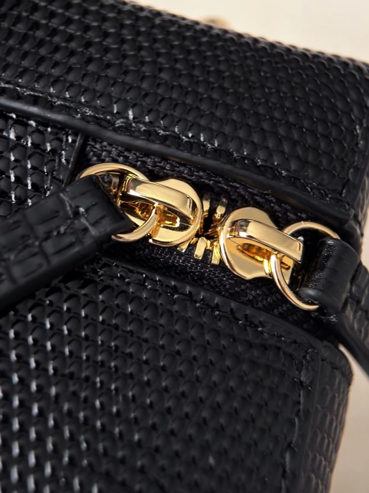 Chanel Kertenkele Derisi Zincirli Vanity