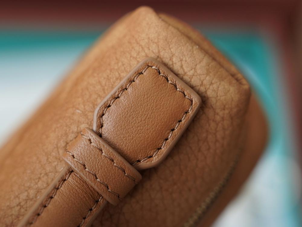 Loro Piana – Extra Pocket L19 (Camel / Light Skin Color)