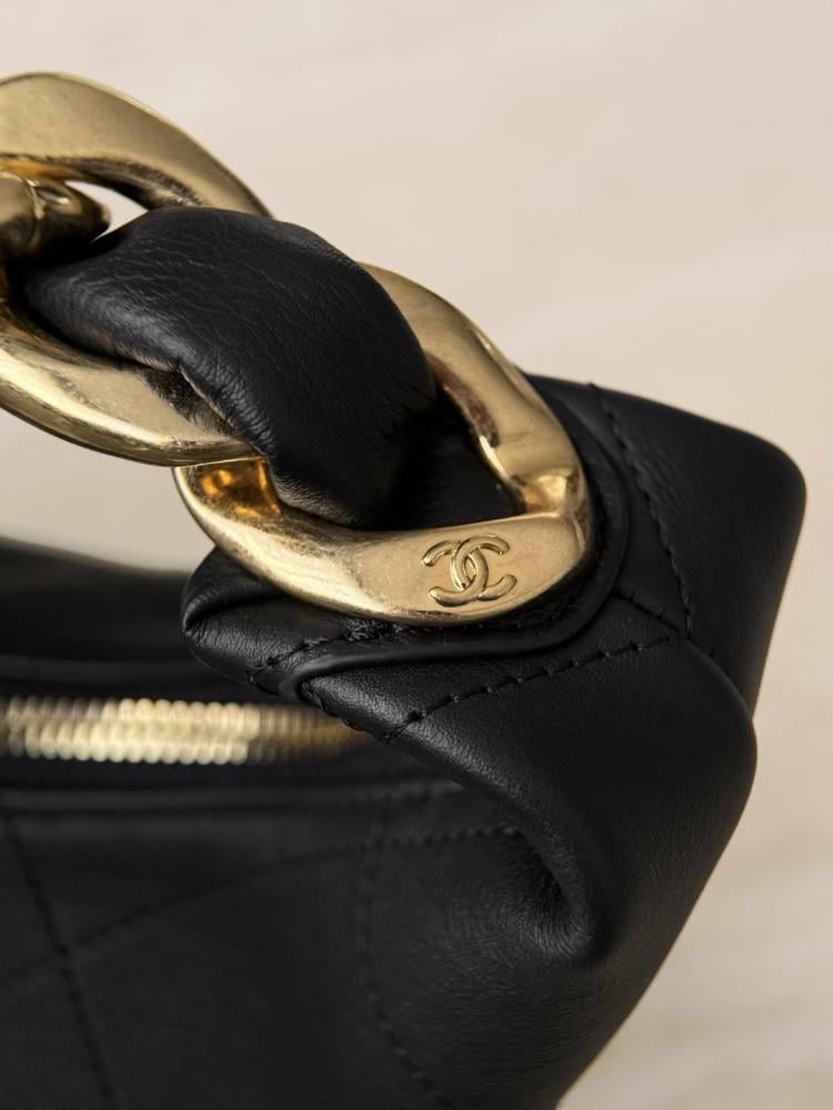 Chanel 25 Carat Hippie Hobo Bag – Vintage Gold Chain Design