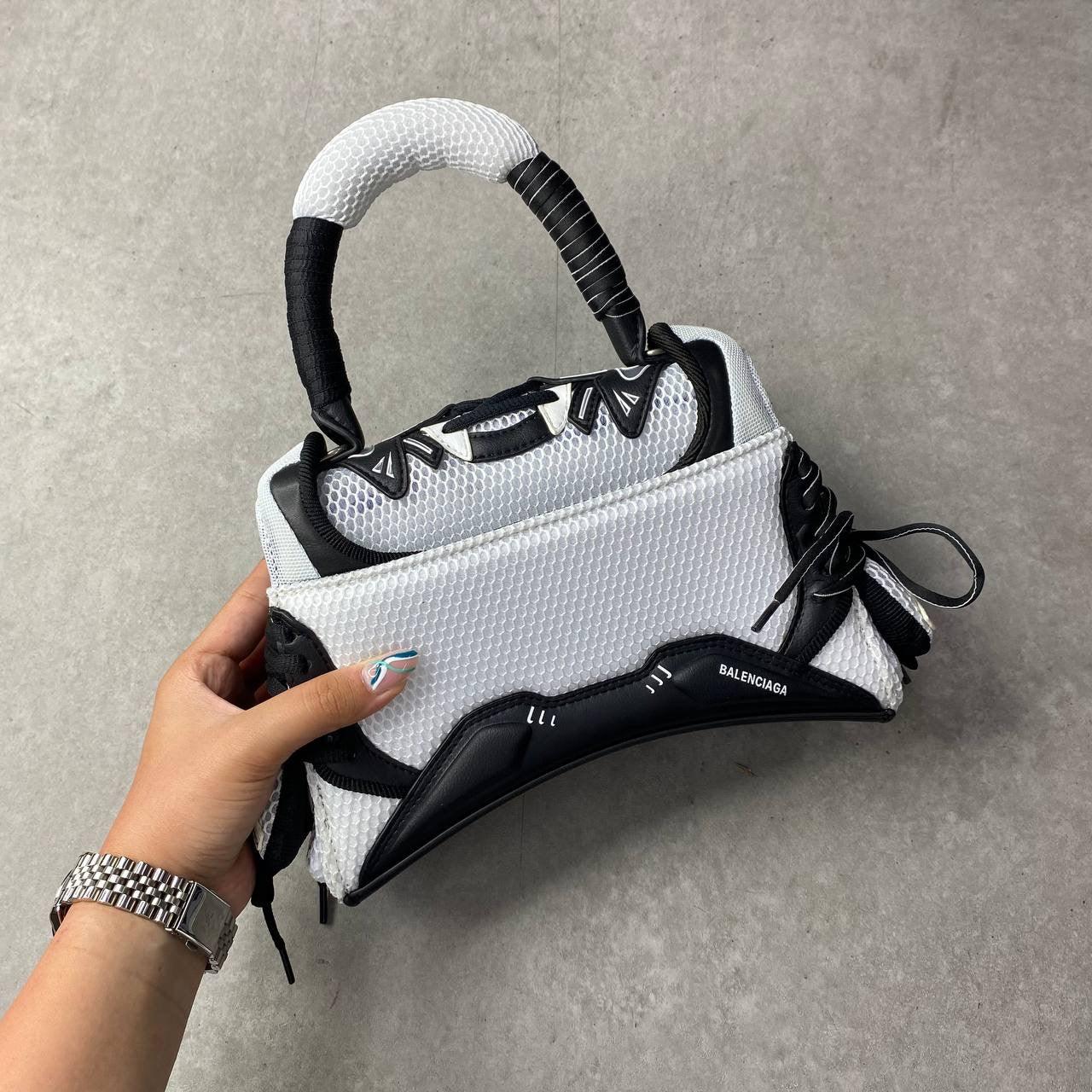Balenciaga Küçük Sneakerhead Üstten Saplı Çanta Siyah Beyaz - Glimmer of Luxury