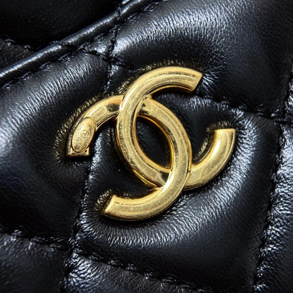 Chanel Parlak Kuzu Derisi Mini Kamera Kılıfı - Glimmer of Luxury