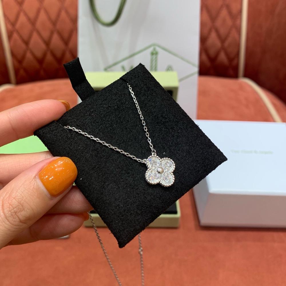 قلادة Van Cleef & Arpels Alhambra