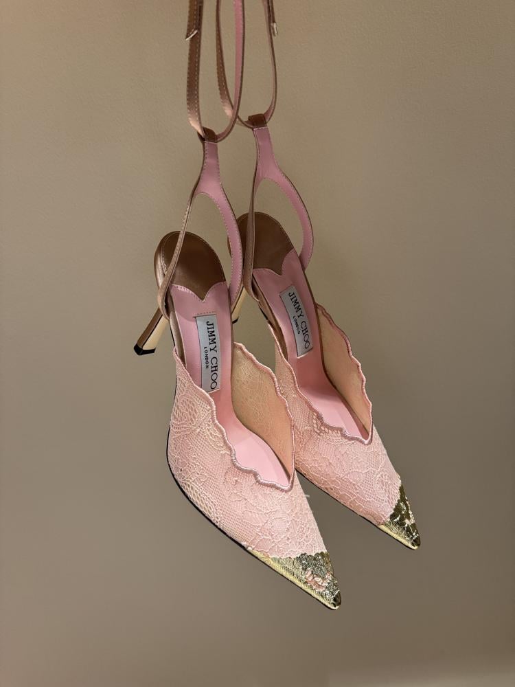 Buty na wysokim obcasie Jimmy Choo ze szpiczastym noskiem i koronkowymi zdobieniami