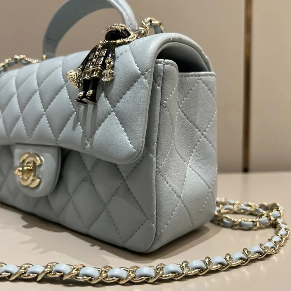 Chanel 22P Sınırlı Sayıda Mini Dikdörtgen Saplı Kuzu Derisi GHW - Glimmer of Luxury