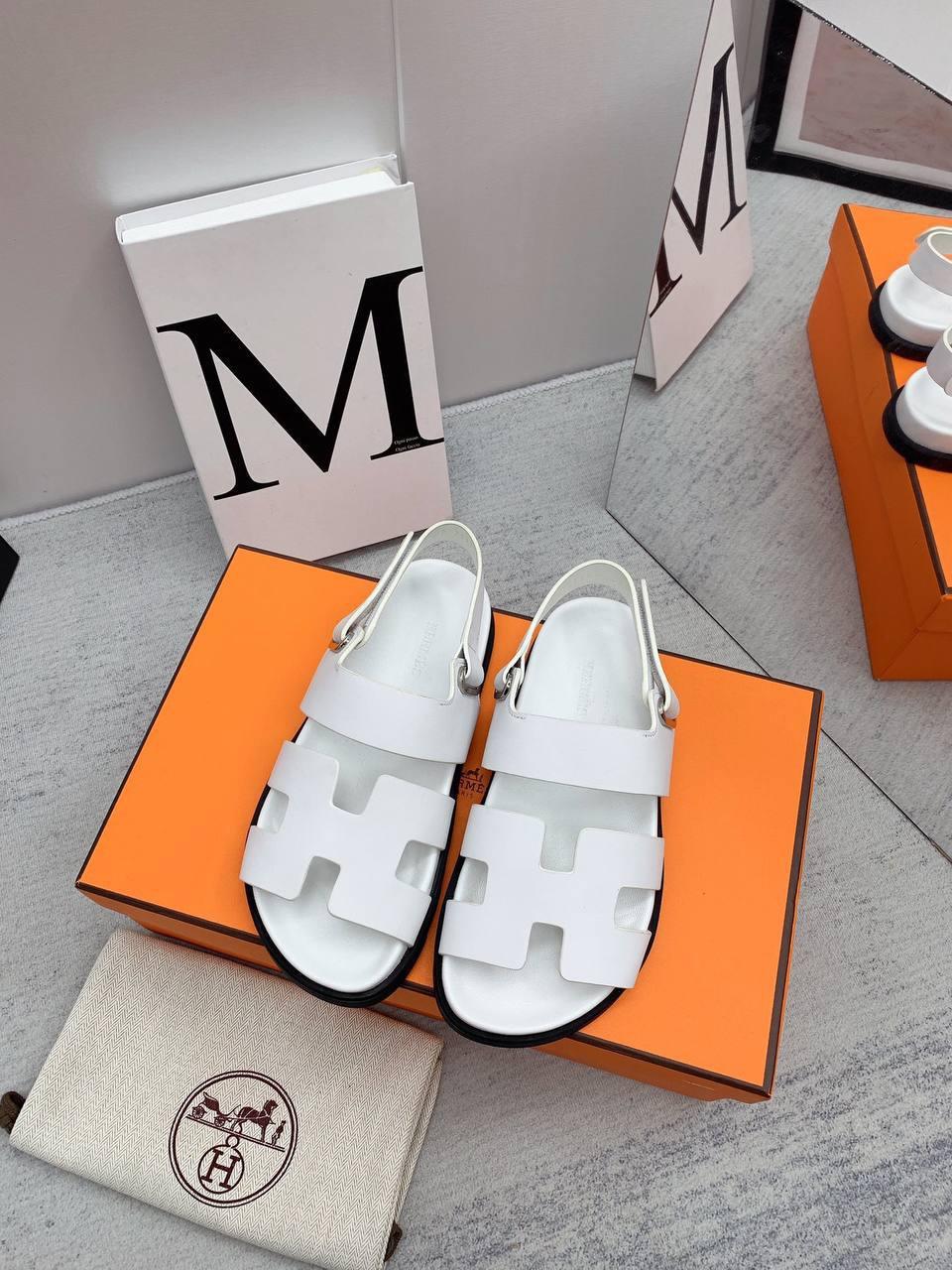 Hermès Chypre Sandaletler (Çift Bantlı) - Glimmer of Luxury