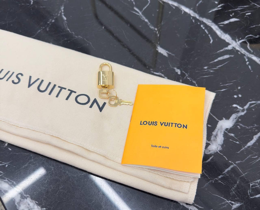 Louis Vuitton
Speedy Bandouliere 30 - Glimmer of Luxury