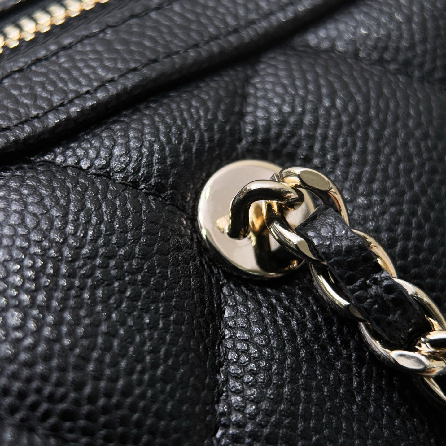 Chanel Mini Timeless Classic Varil Çanta Parlak Havyar Açık Altın Donanım - Glimmer of Luxury