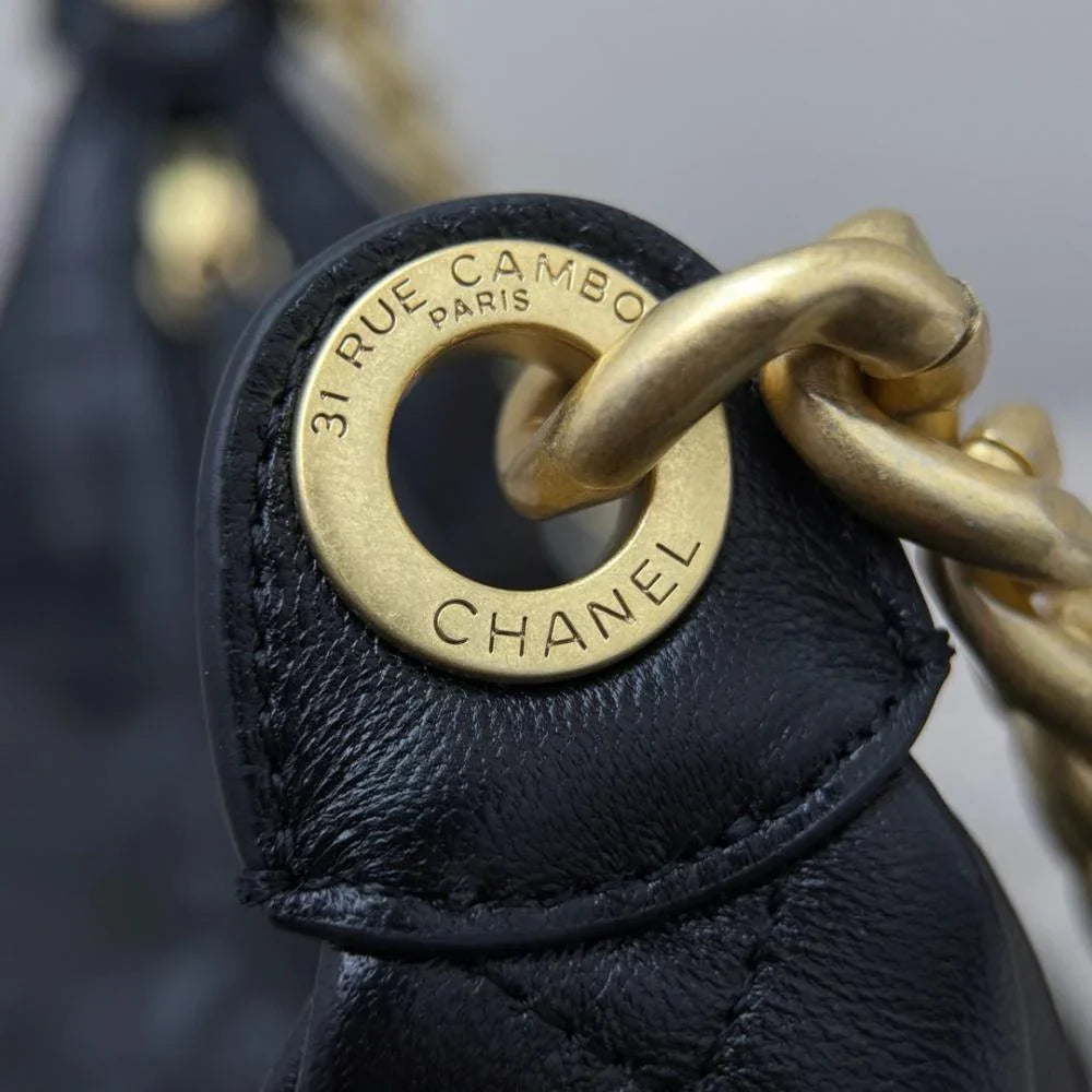 Chanel Orta Hobo Kargo Çantası Dana Derisi Siyah GHW - Glimmer of Luxury