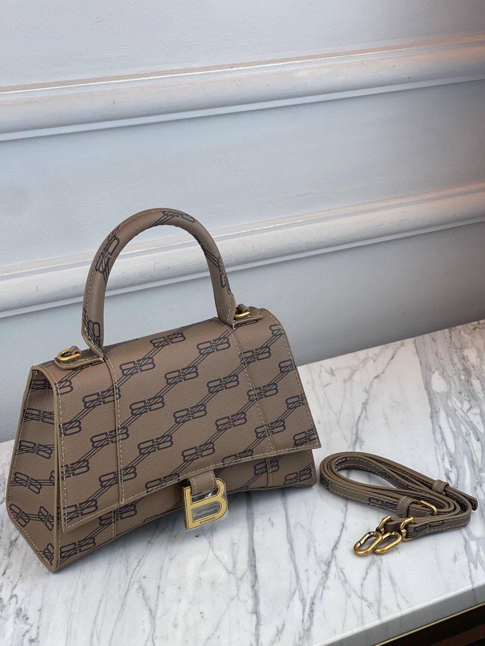 Balenciaga BB Monogram Kanvas Hourglass Kadın Çantaları - Glimmer of Luxury