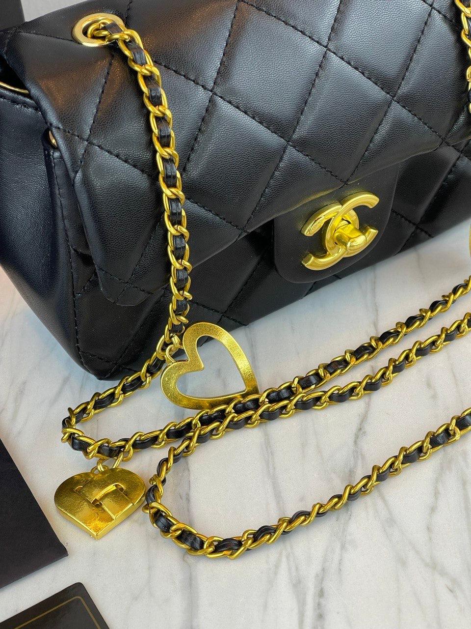 Chanel 22B Heart Charms Mini Kapaklı Çanta Siyah Kuzu Derisi - Glimmer of Luxury