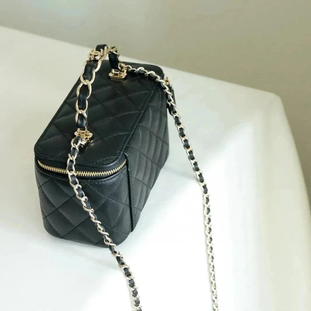 Chanel 22B Siyah Kuzu Derisi Üst Saplı Küçük Vanity AGHW - Glimmer of Luxury