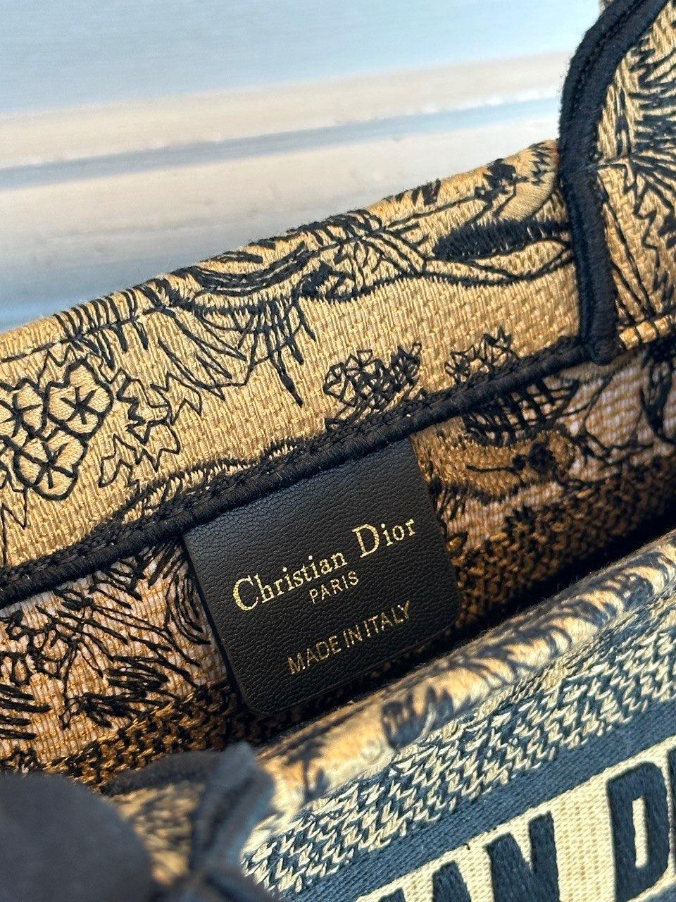 Christian Dior Bej ve Siyah Book Tote Orta - Glimmer of Luxury