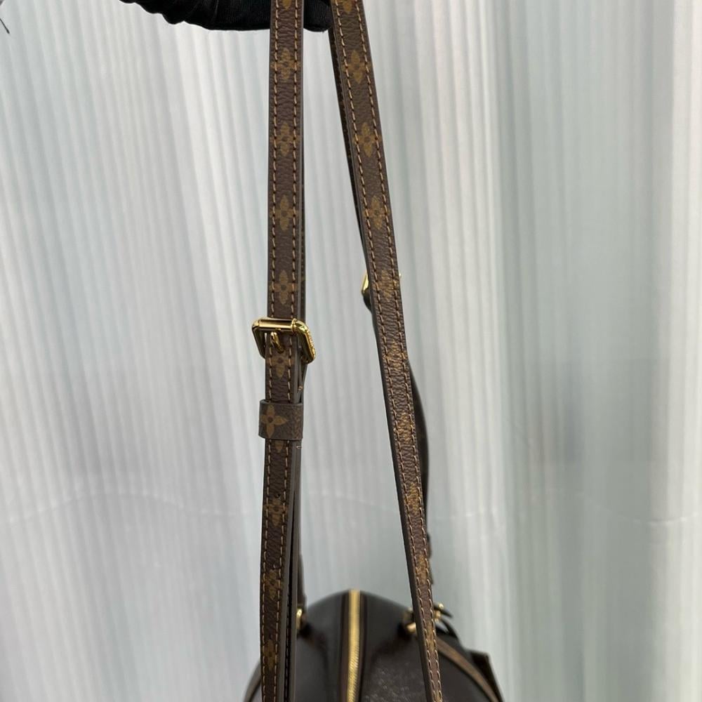 Louis Vuitton – Express MM (Black Monogram)
