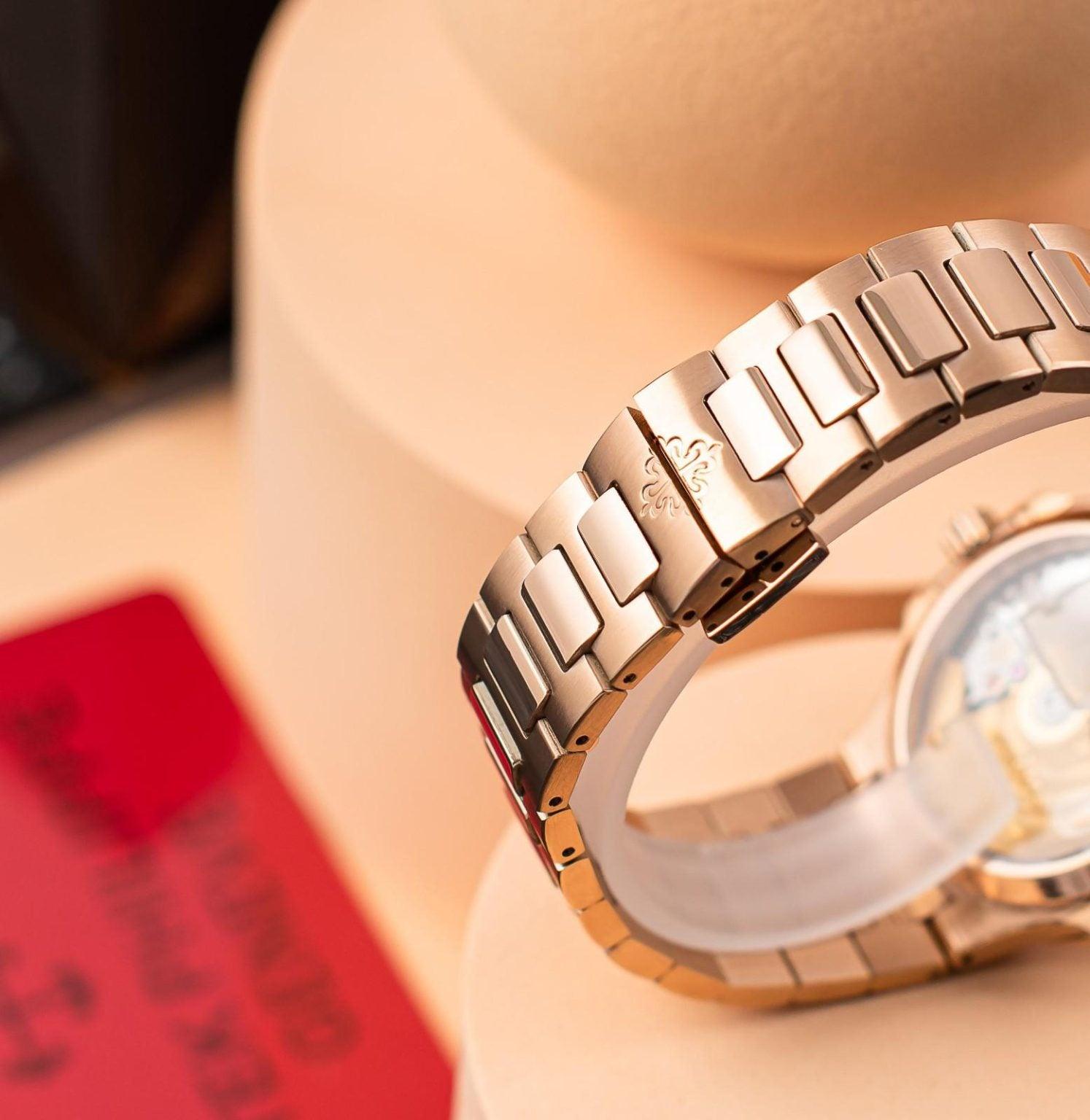 Patek Philippe Nautilus Bayan 7118/1200 - Glimmer of Luxury