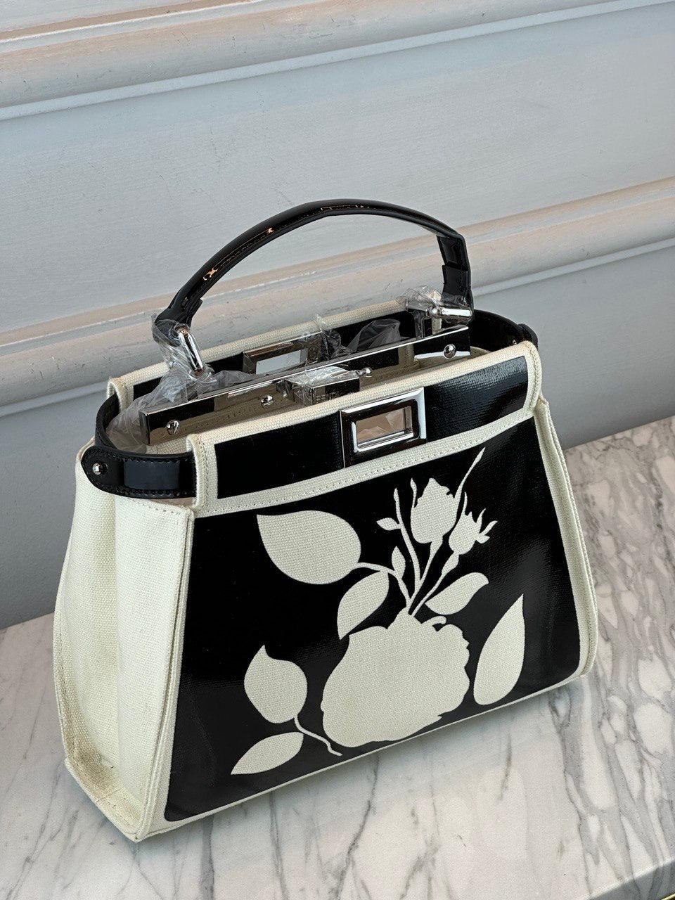 Fendi Peekaboo ISeeU Siyah Rugan ve Kanvas Çanta - Glimmer of Luxury