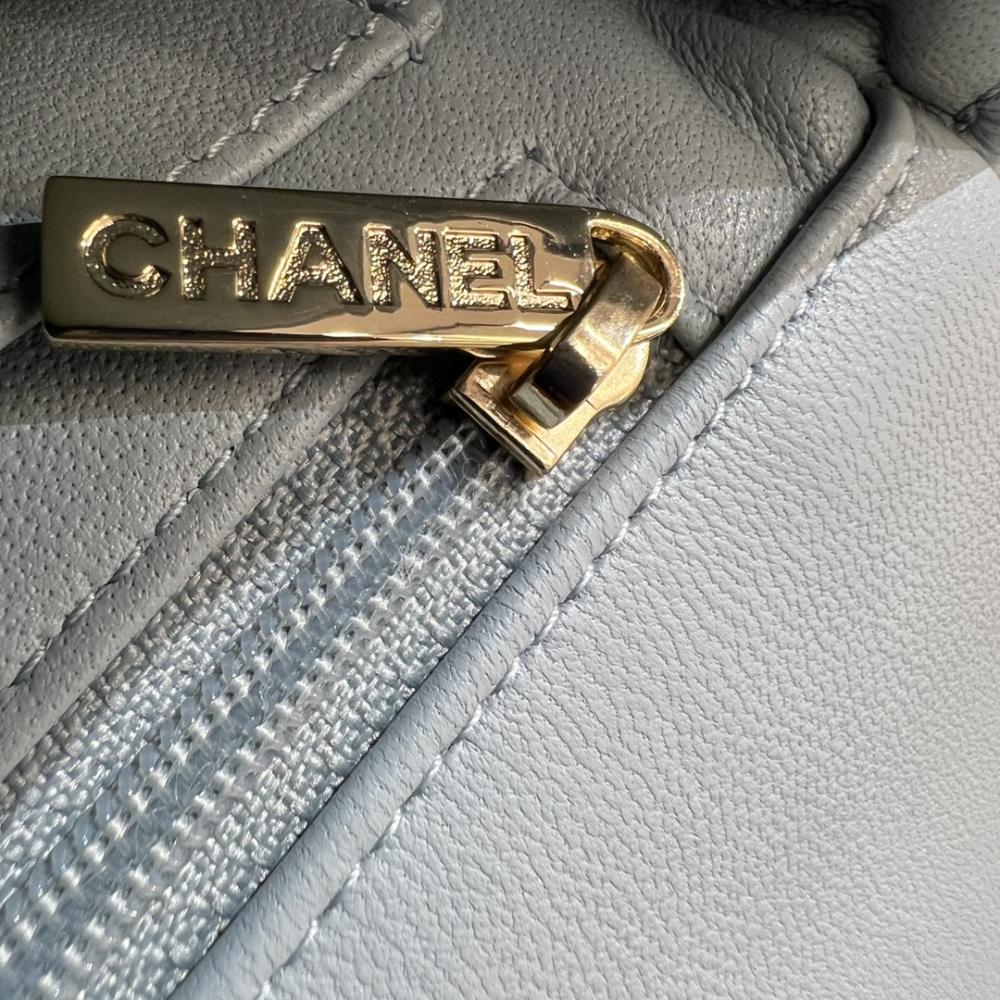 Chanel 22P Sınırlı Sayıda Mini Dikdörtgen Saplı Kuzu Derisi GHW - Glimmer of Luxury