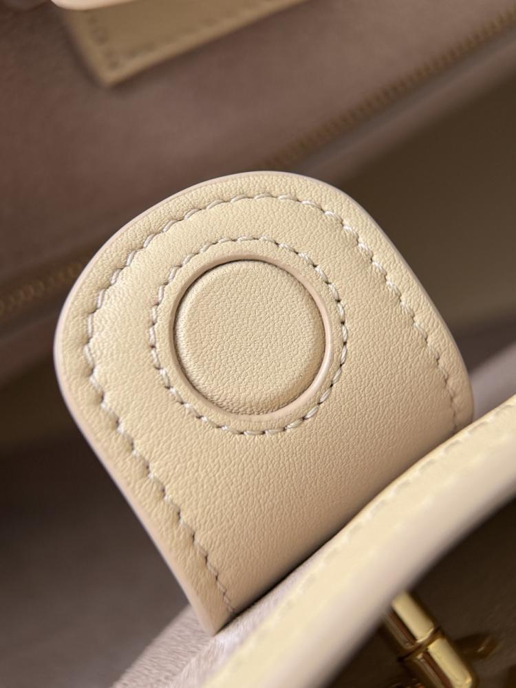 Chanel Archetype Küçük Alışveriş Çantası – Bej