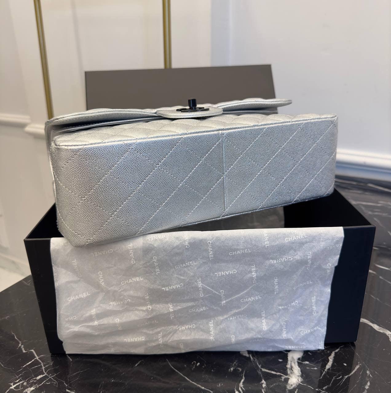 Chanel Metalik Büyük Boy Klasik Kapaklı Çanta - Glimmer of Luxury