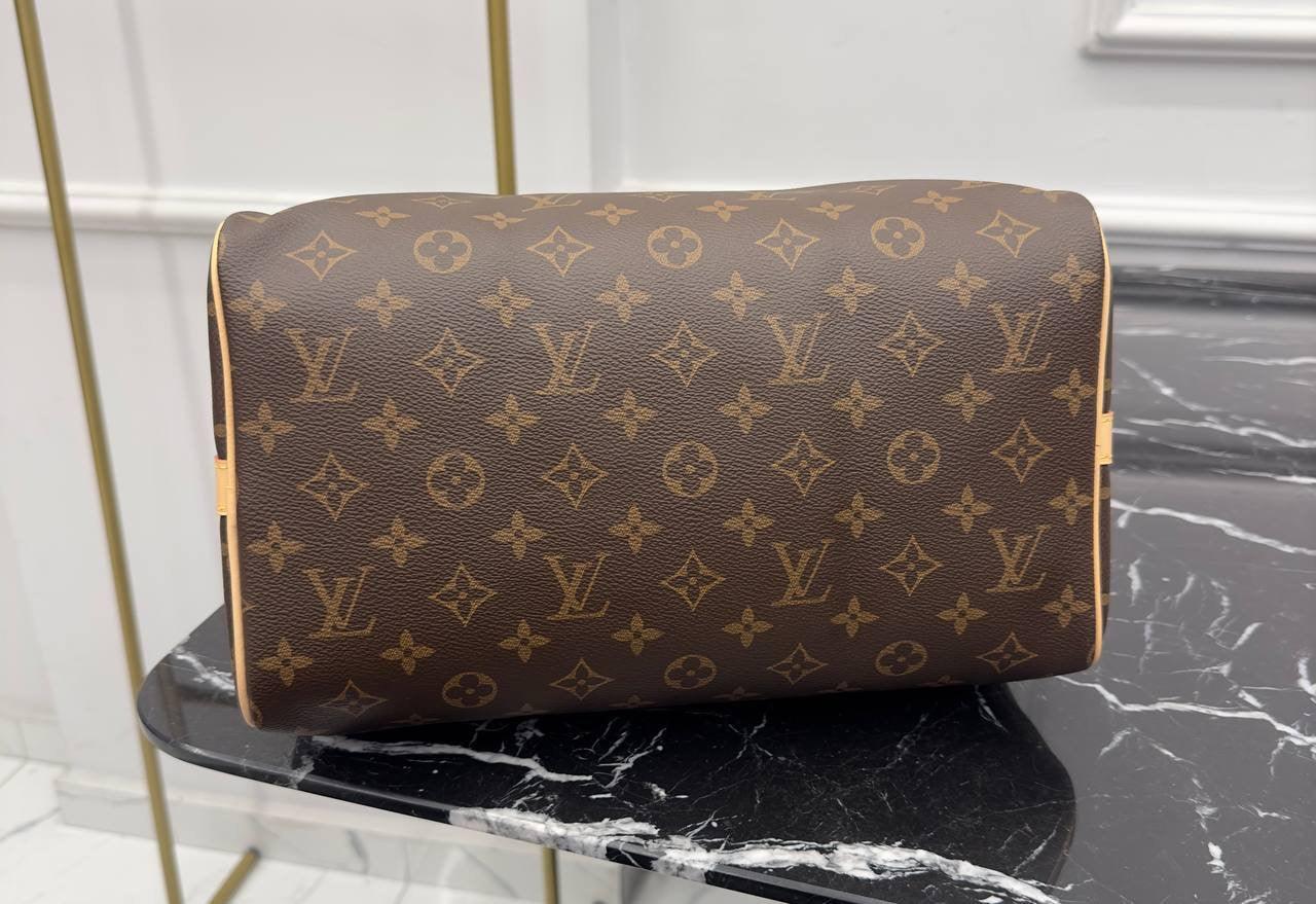Louis Vuitton
Speedy Bandouliere 30 - Glimmer of Luxury