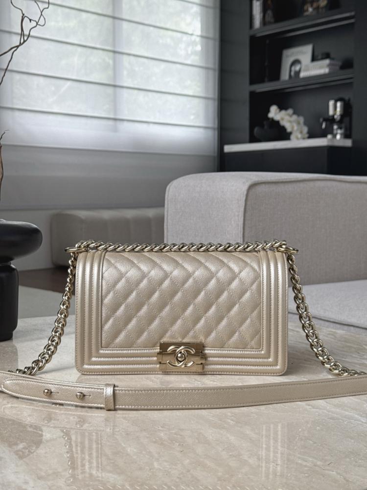 Chanel Leboy Orta 25 cm Havyar İnek Derisi Şampanya Altını Açık Altın Toka