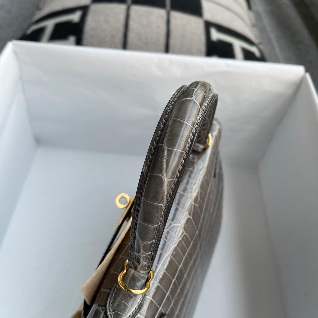 Hermès Kelly 25 Parlak (LISSE) Niloticus Timsah Derisi Gris Tourterelle Altın Donanımlı (GHW) - Glimmer of Luxury