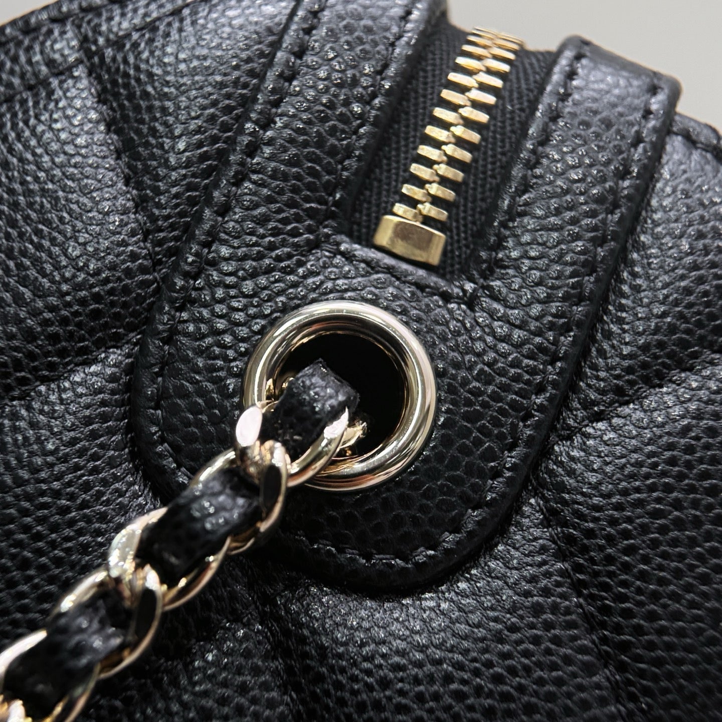 Chanel Mini Timeless Classic Varil Çanta Parlak Havyar Açık Altın Donanım - Glimmer of Luxury