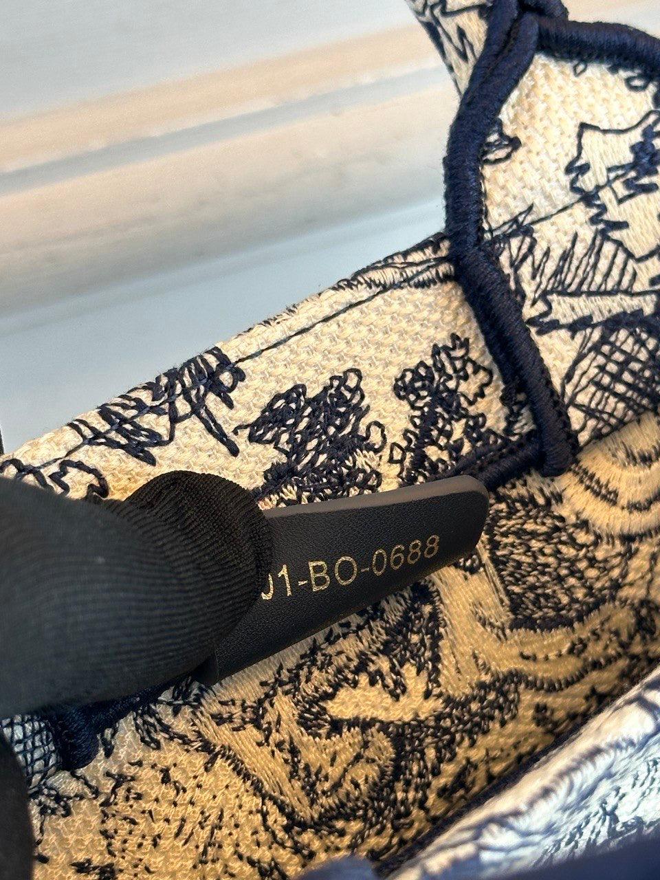 Christian Dior Mavi Book Tote Orta - Glimmer of Luxury