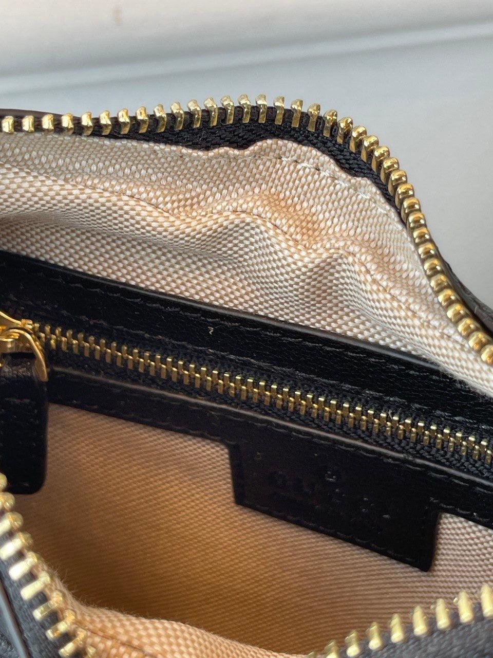 GUCCI Dokuma Askılı Deriden Yapılmış Ataşe Omuz Çantası - Glimmer of Luxury