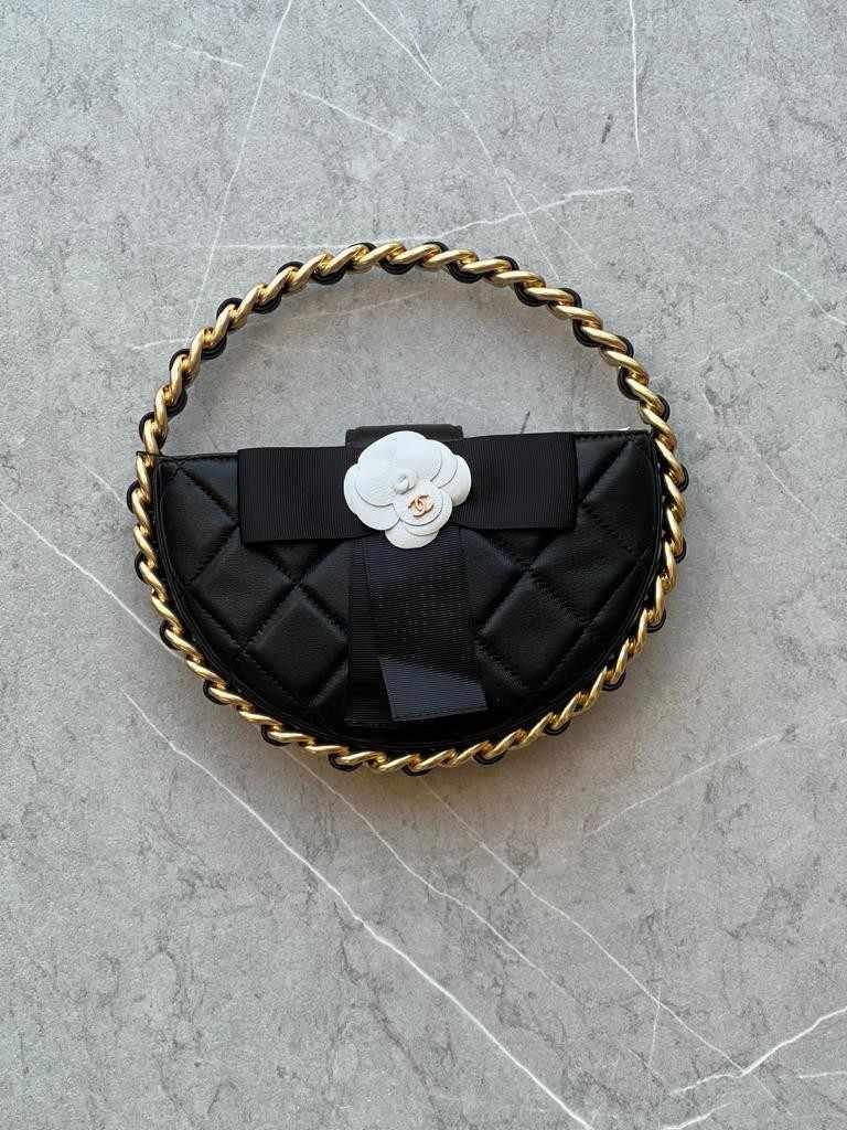 Chanel Kese Altın Tonunda Metal Donanımlı Siyah Kuzu Derisi Karışık Fiber Dana Derisinden - Glimmer of Luxury