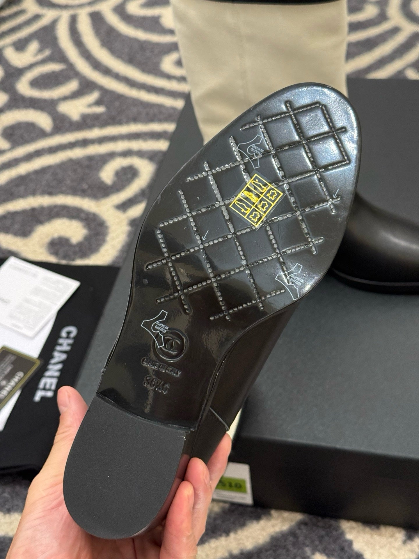 Chanel 2025/26 أحذية جلد الغزال وجلد الدانا