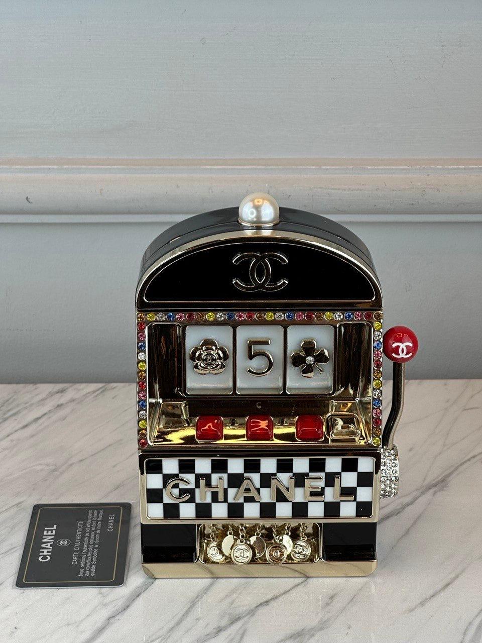 Chanel Nadir Chanel Minaudiere Casino Slot Makinesi - Glimmer of Luxury