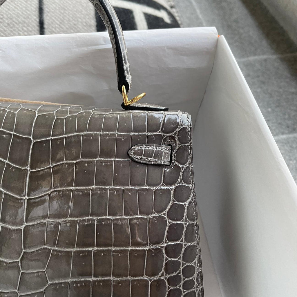Hermès Kelly 25 Parlak (LISSE) Niloticus Timsah Derisi Gris Tourterelle Altın Donanımlı (GHW) - Glimmer of Luxury