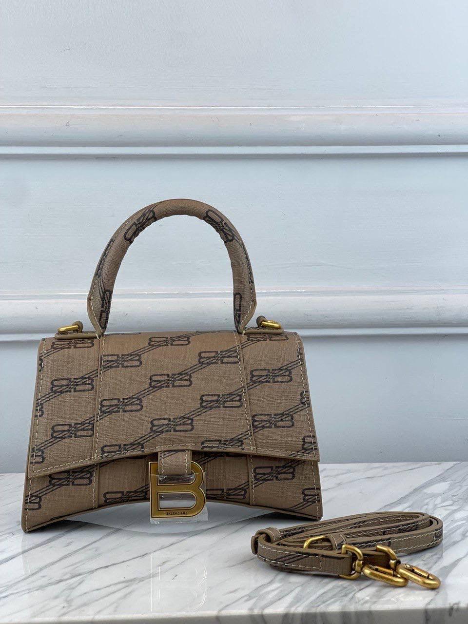 Balenciaga BB Monogram Kanvas Hourglass Kadın Çantaları - Glimmer of Luxury