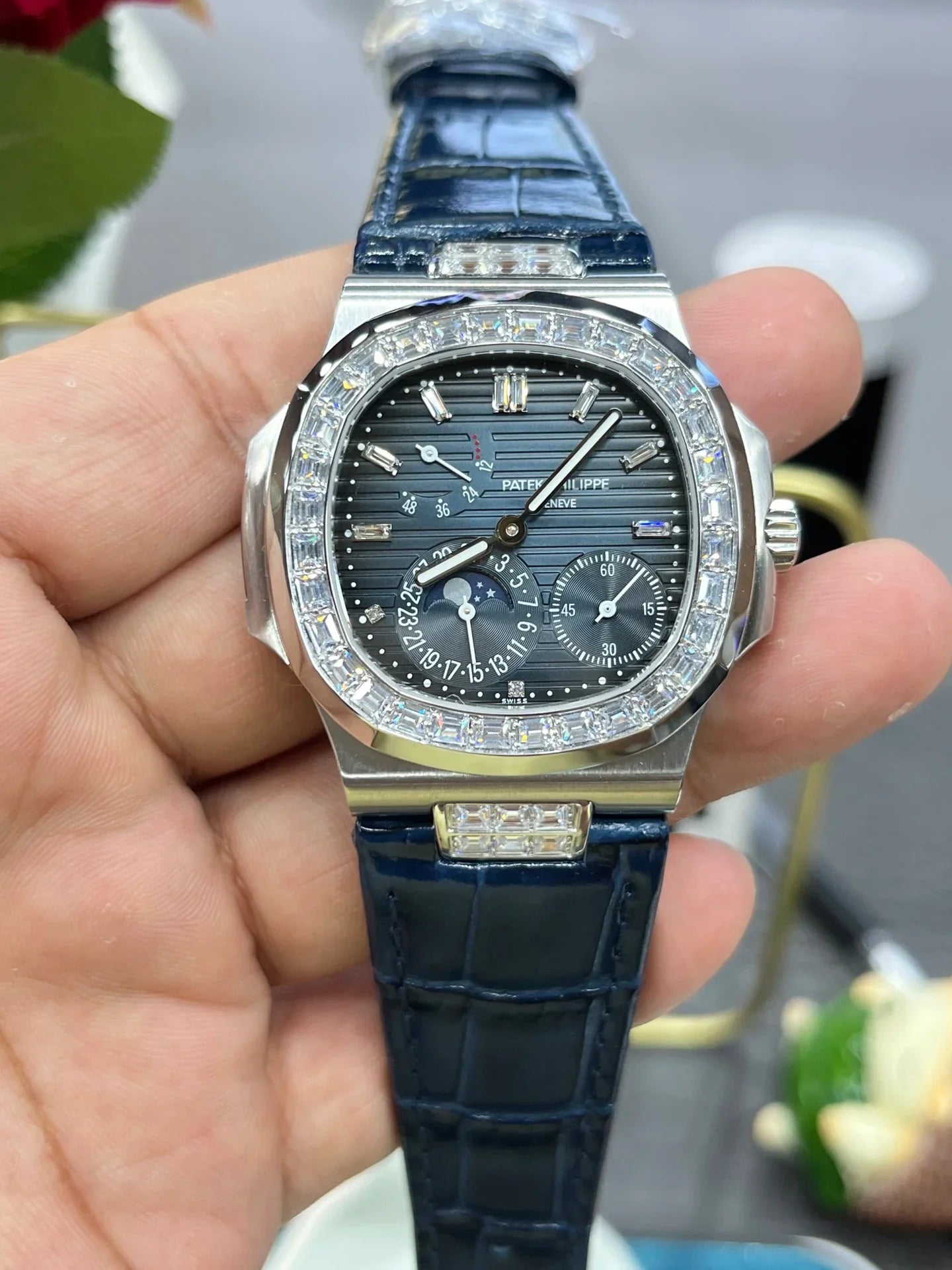 Patek Philippe Nautilus 5724G-001 Mavi Taşlı - Glimmer of Luxury