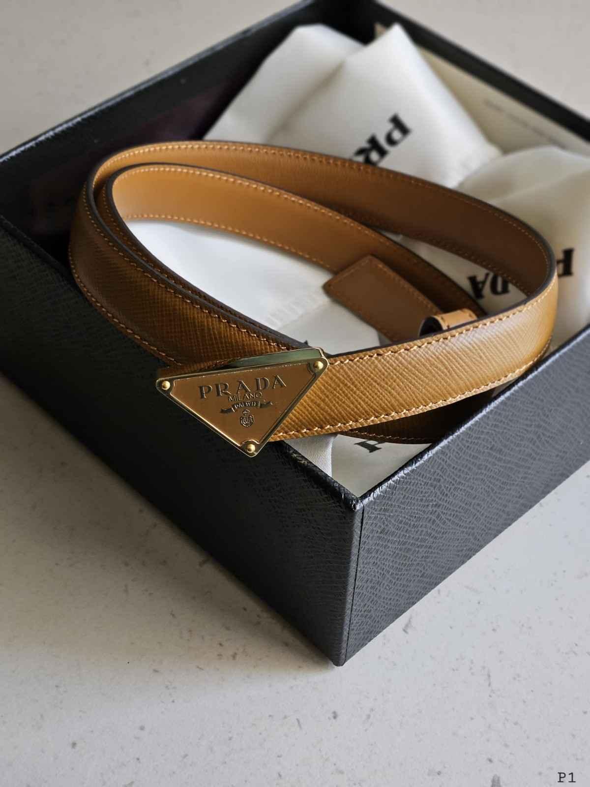 Saffiano Deri Prada Üçgen Logo Tokalı Kemer - Glimmer of Luxury