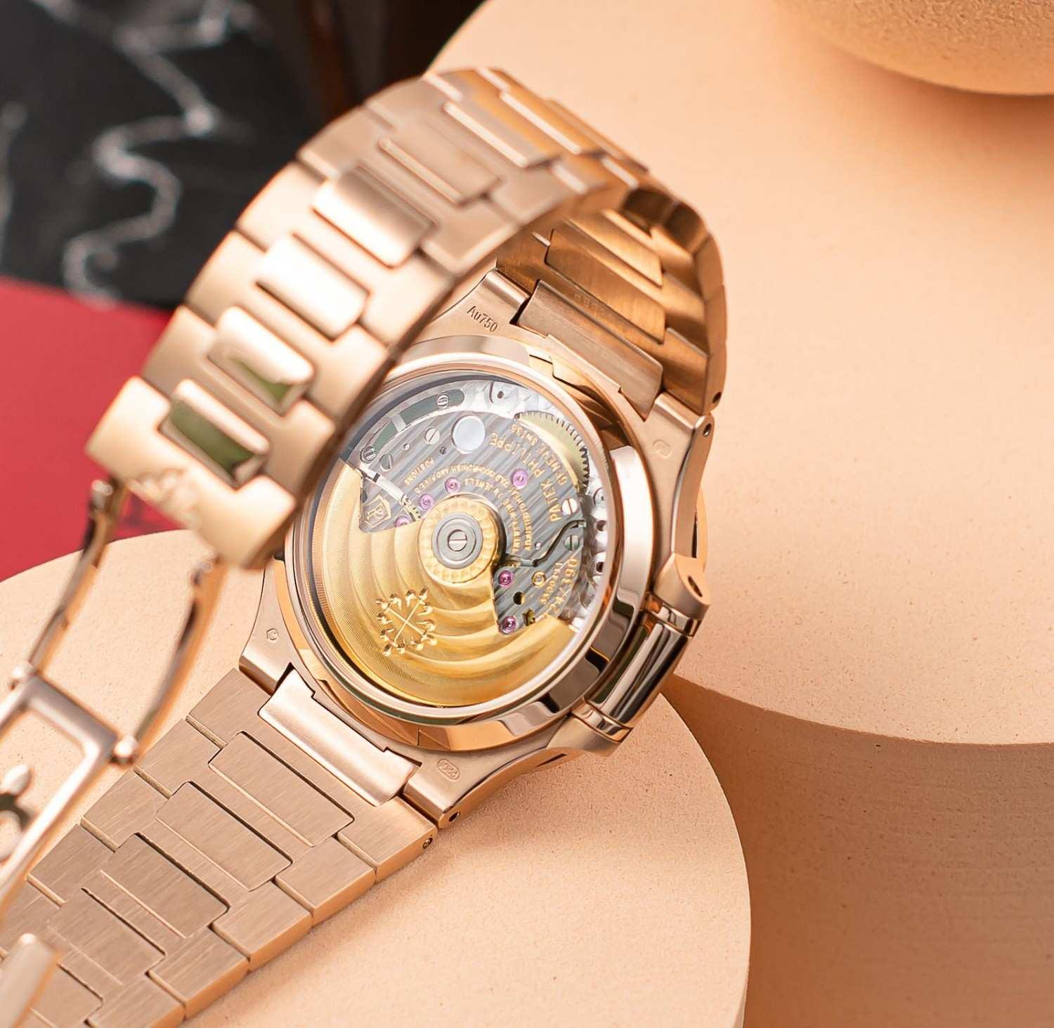 Patek Philippe Nautilus Bayan 7118/1200 - Glimmer of Luxury