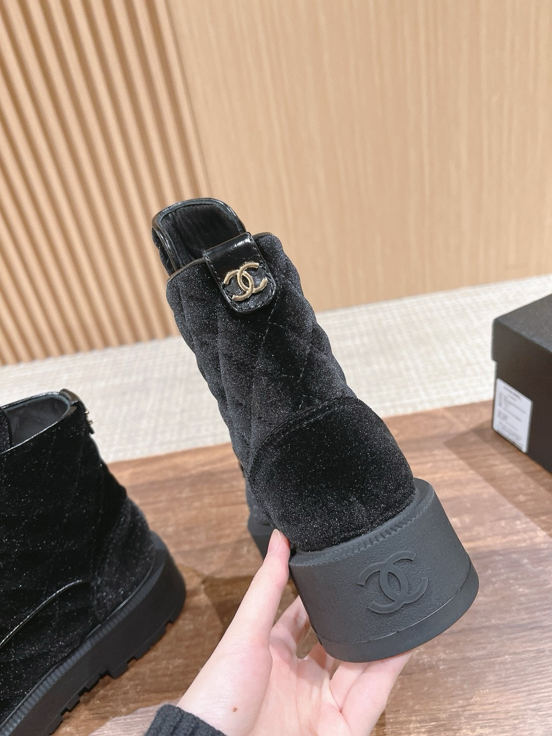 Chanel S25 حذاء حربي من جلد السويد