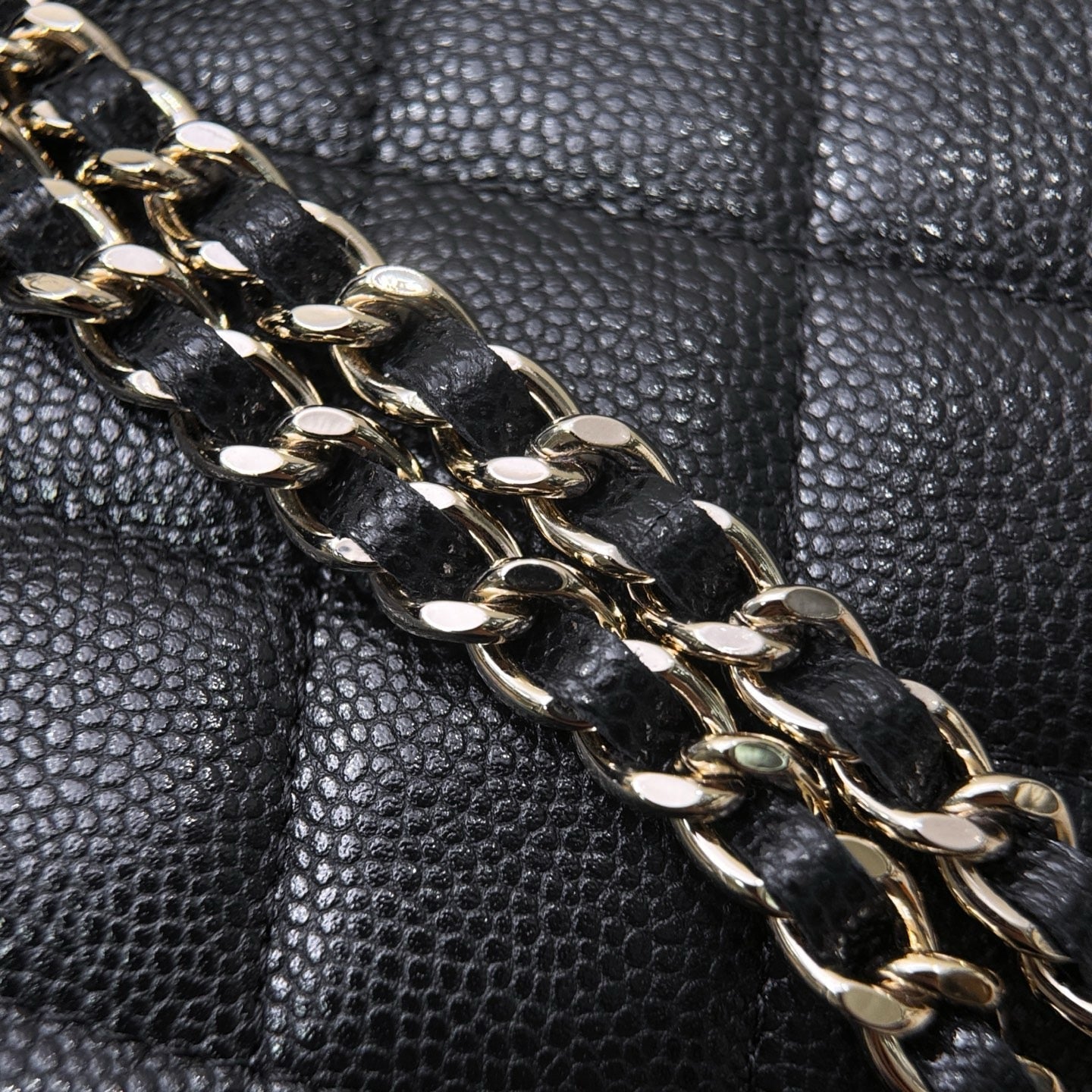 Chanel Mini Timeless Classic Varil Çanta Parlak Havyar Açık Altın Donanım - Glimmer of Luxury