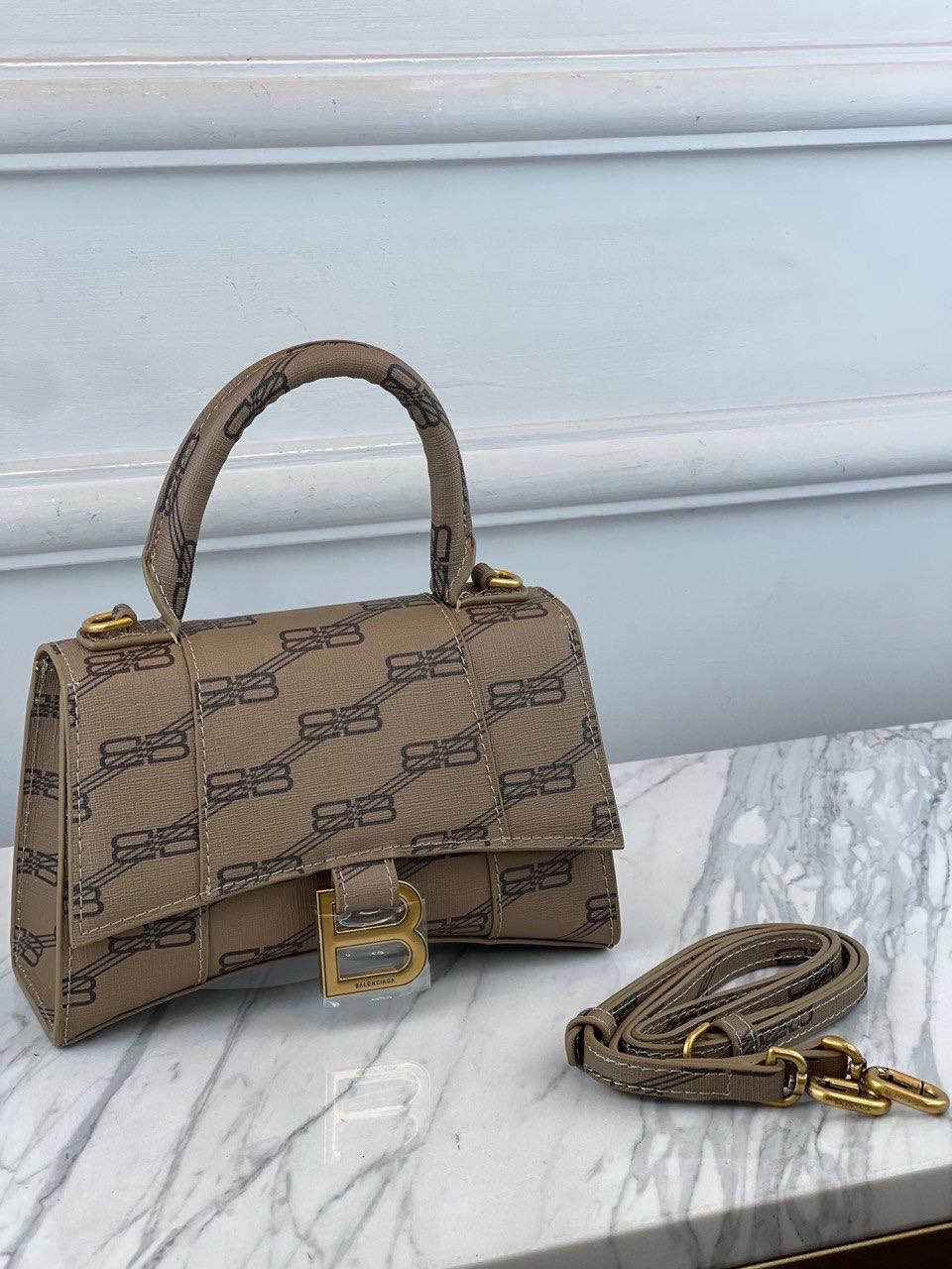 Balenciaga BB Monogram Kanvas Hourglass Kadın Çantaları - Glimmer of Luxury