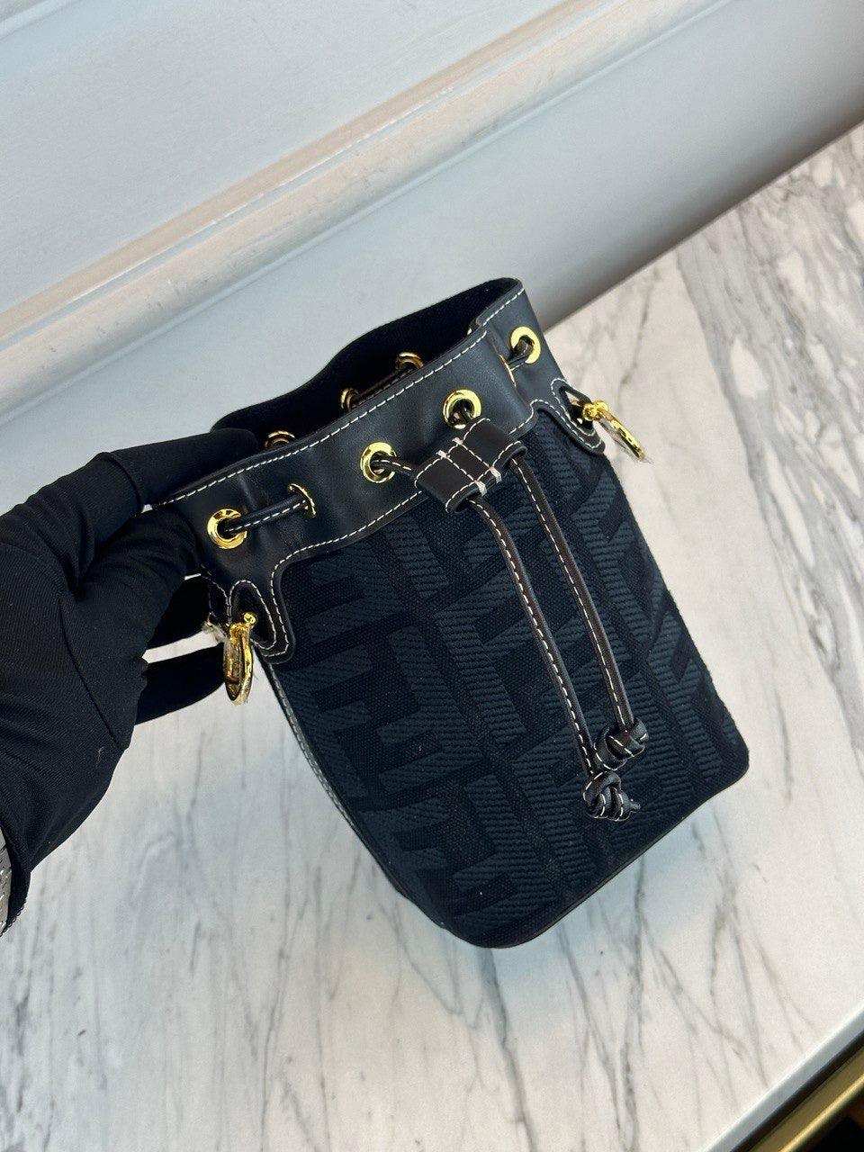 Fendi Her yerinde FF Monogramj Bulunan Kanvas Mon Tresor Kova Çantası - Glimmer of Luxury