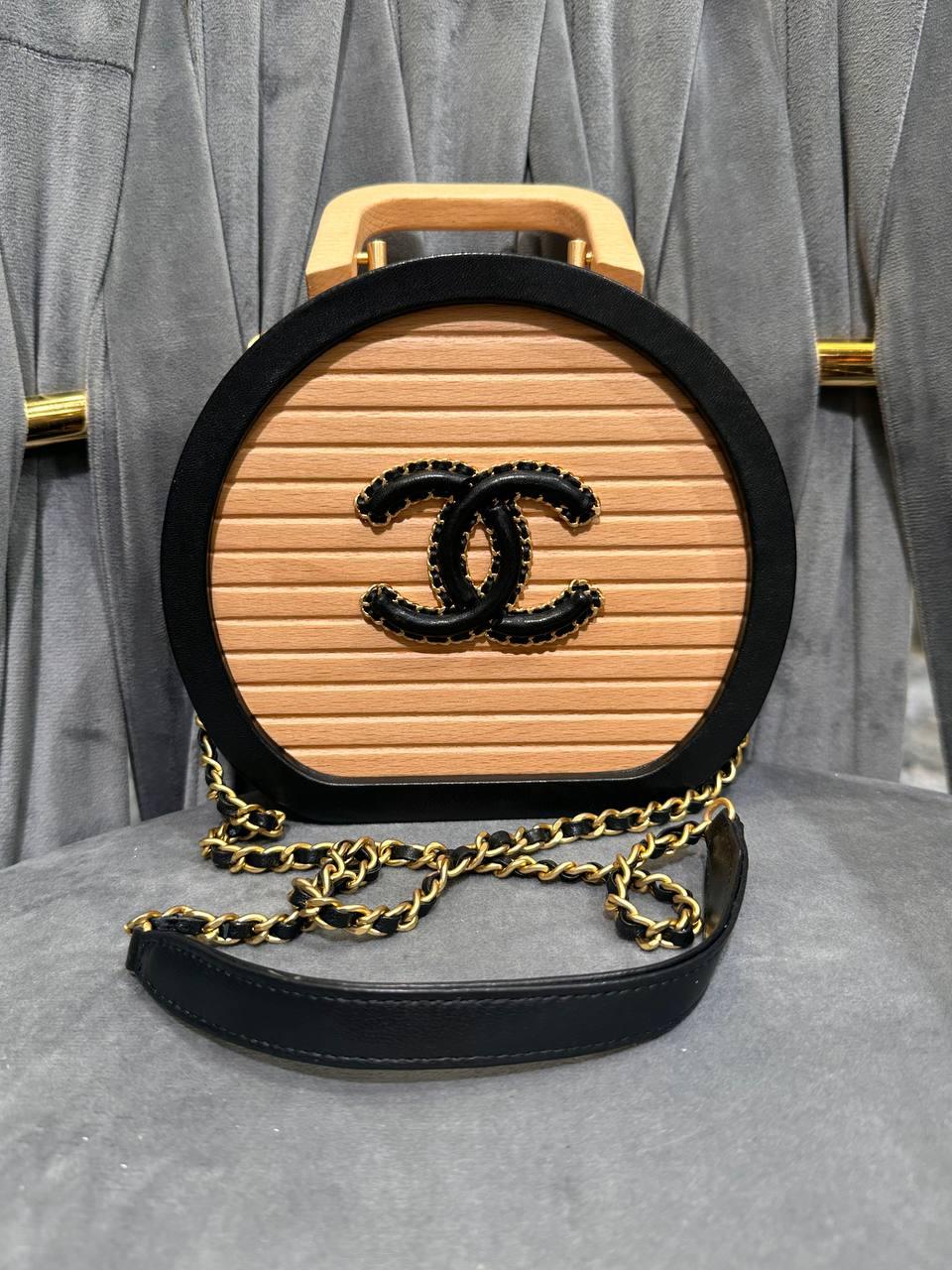 Chanel Yuvarlak Kayın Ağacı ve Siyah Kuzu Derisi CC Vanity Case Çanta - Glimmer of Luxury