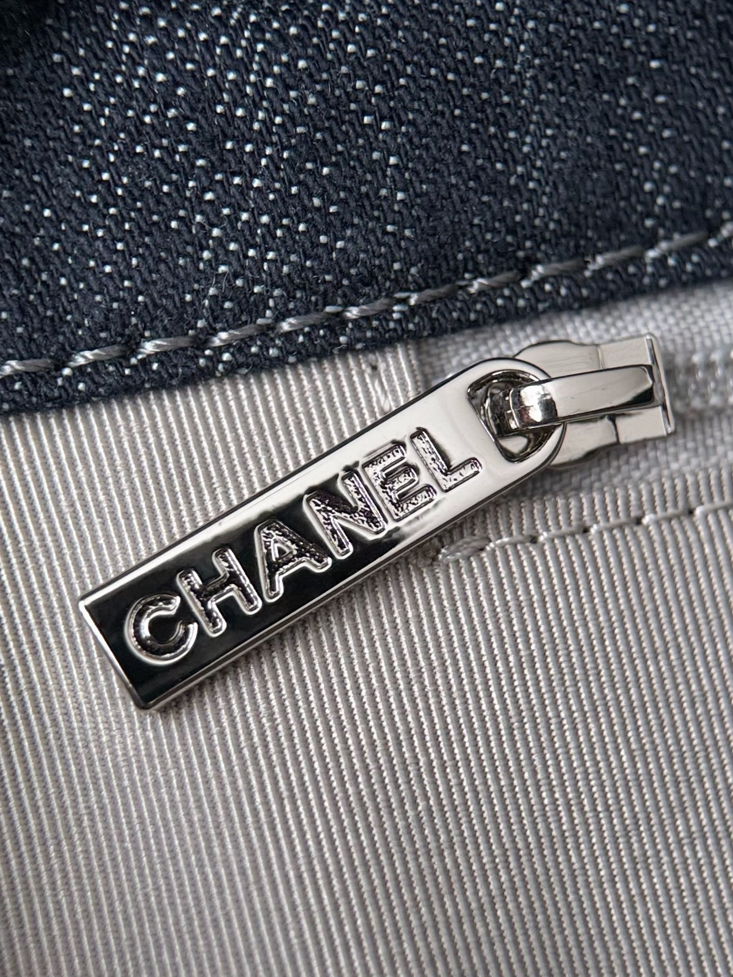 حقيبة شانيل دينيم جامبو بوستاسي