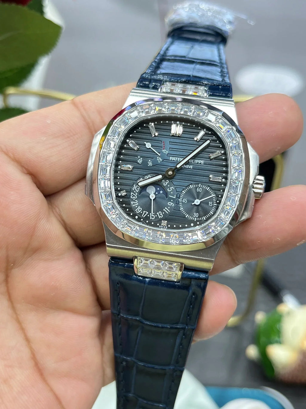 Patek Philippe Nautilus 5724G-001 Mavi Taşlı - Glimmer of Luxury