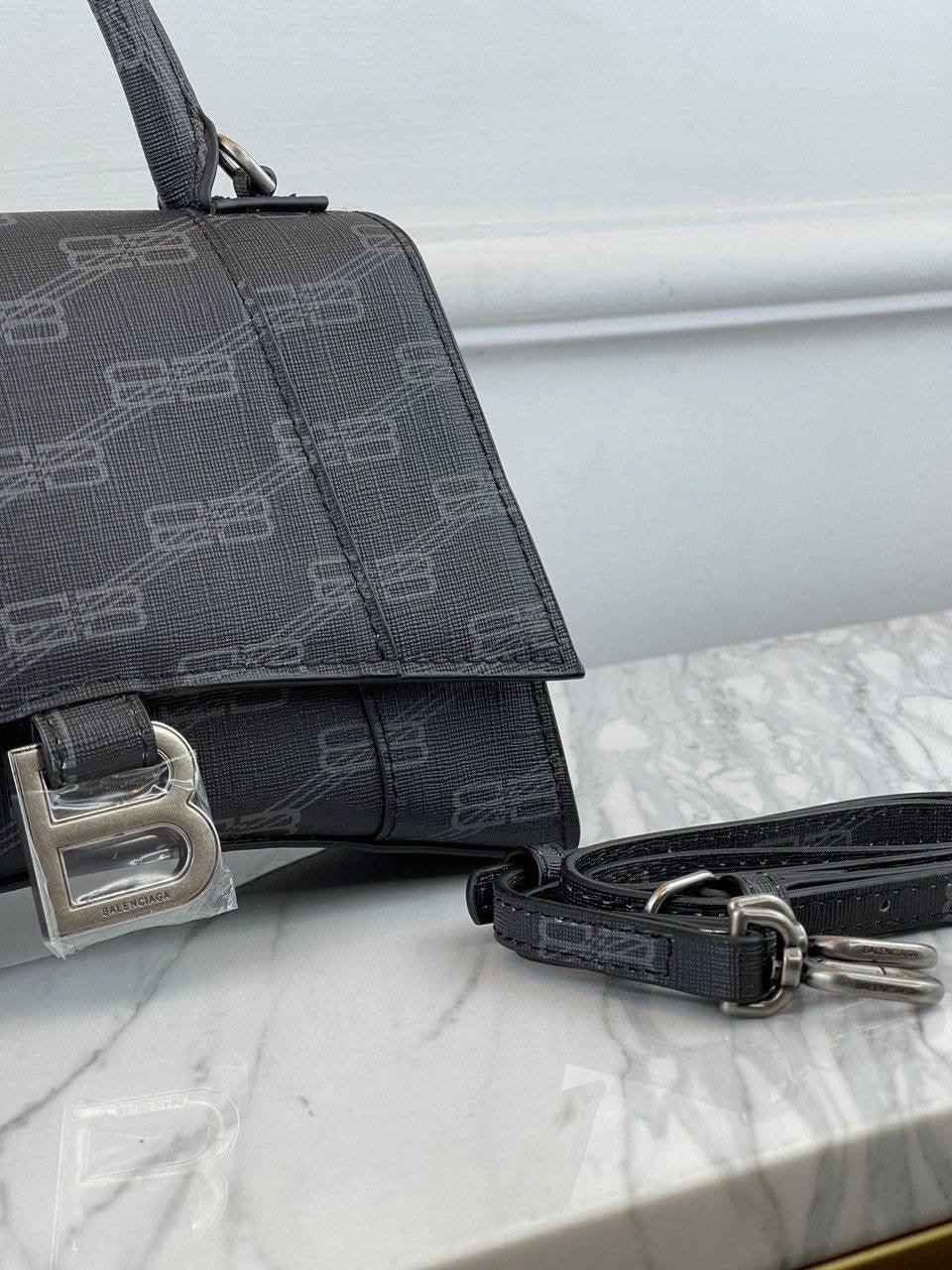 Balenciaga BB Monogram Kanvas Hourglass Kadın Çantaları - Glimmer of Luxury