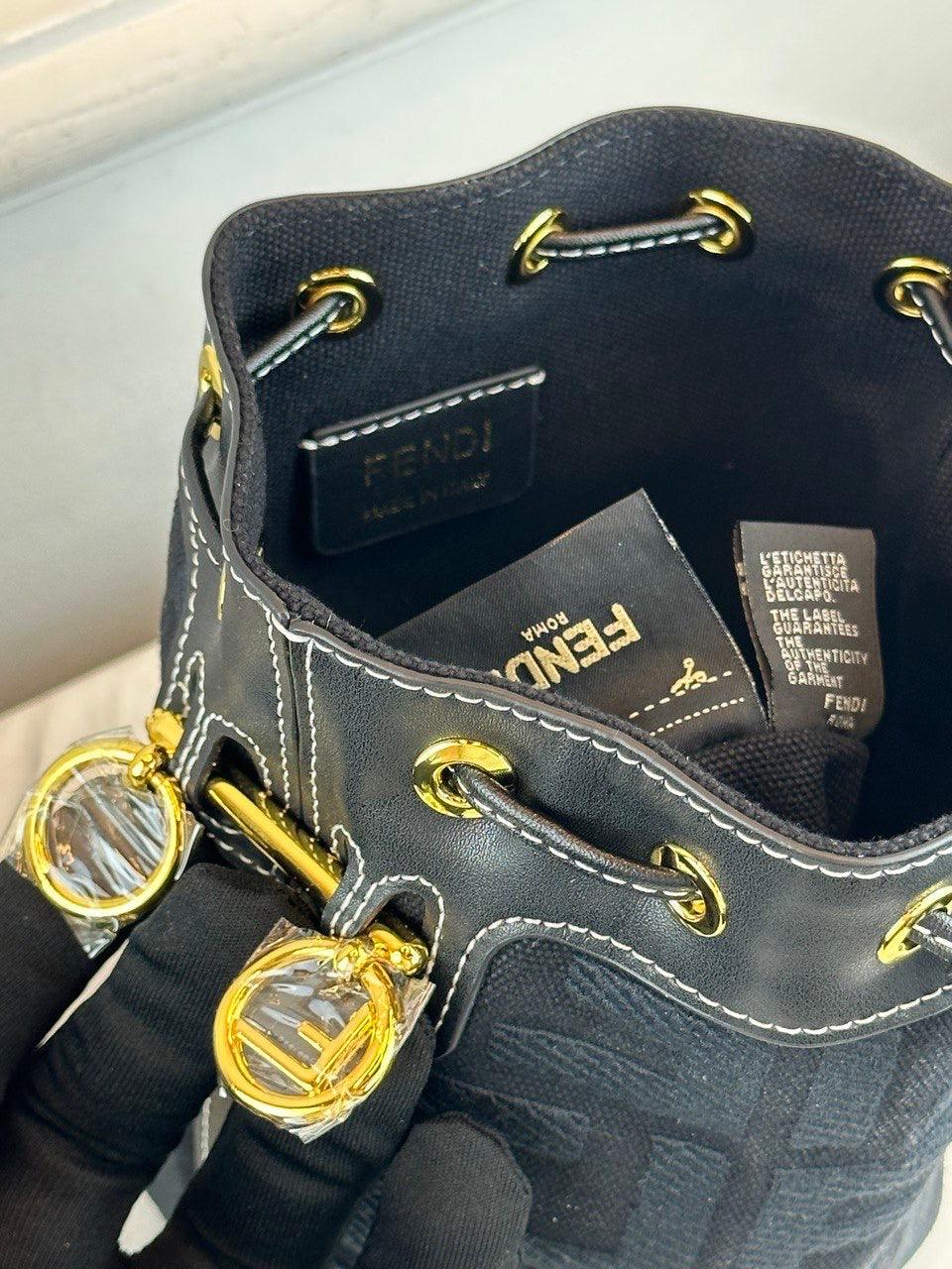 Fendi Her yerinde FF Monogramj Bulunan Kanvas Mon Tresor Kova Çantası - Glimmer of Luxury