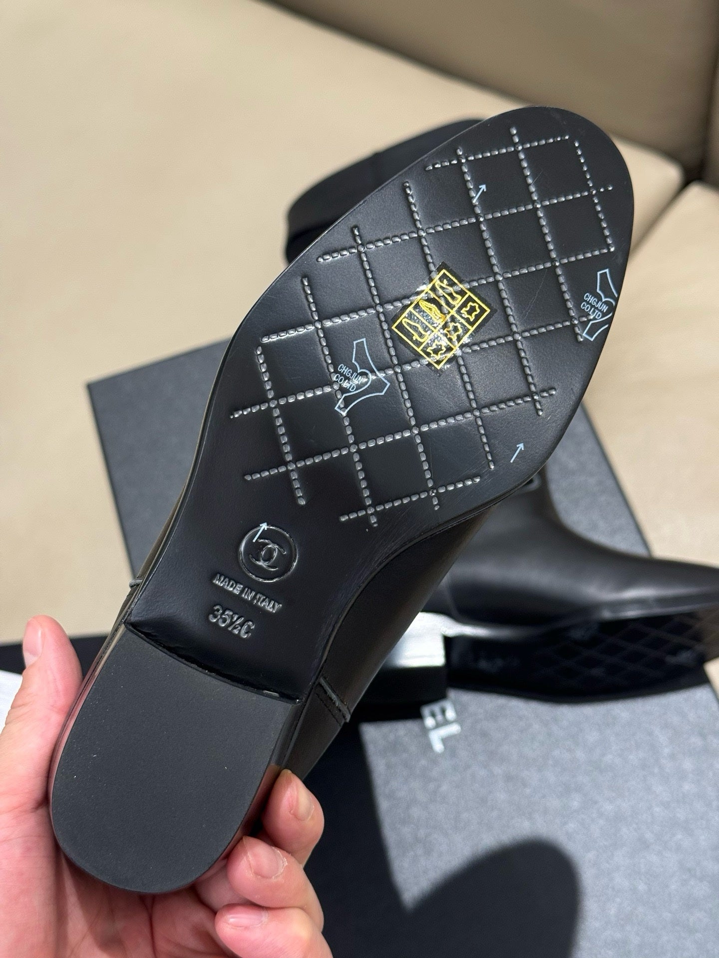 Chanel 2025/26 أحذية طويلة من جلد السويد وجلد الدانا